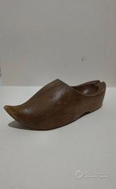 Un simpatico antico posacenere a forma di zoccolo,