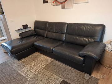 divano in pelle con chaise longue