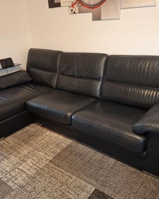 divano in pelle con chaise longue