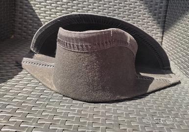 Lucerna dei Carabinieri, il classico cappello bic