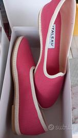 scarpette tipo ballerine o friulane.