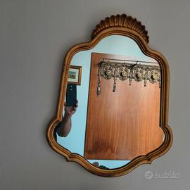 specchio con cornice dorata