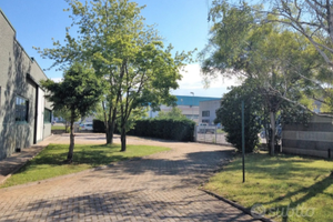 Magazzino oltre 3 stanze e 2 servizi igienici