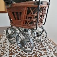 Antica Carrozzina giocattolo con bambolotto