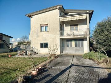 Casa indipendente con giardino e rimessa