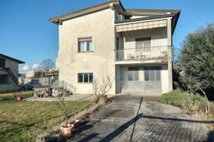 Casa indipendente con giardino e rimessa