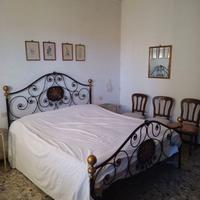 Letto in ferro battuto con decori floreali