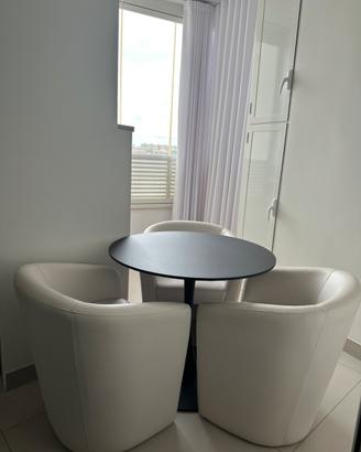 PRIVATO:- Poltroncine in pelle Bianche.