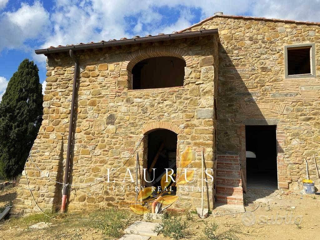 Rustico / Casale di 350 m² con più di 5 locali a G - Vista 3