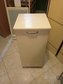 portabiancheria in legno bianco