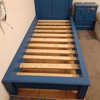 Letto e comodino azzurri in legno massiccio