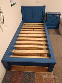 Letto e comodino azzurri in legno massiccio