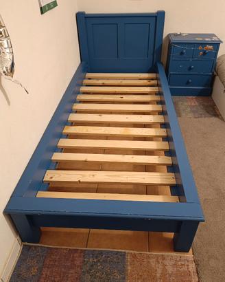 Letto e comodino azzurri in legno massiccio