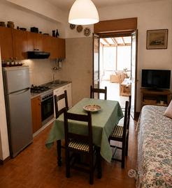 Bilocale arredato con veranda e giardino
