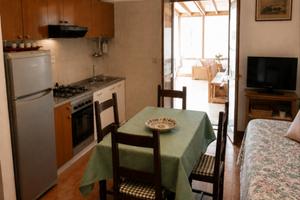 Bilocale arredato con veranda e giardino