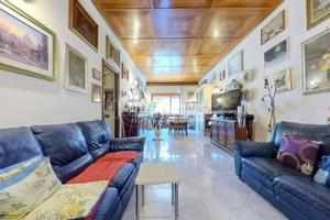 Ampio Appartamento Luminoso con Doppi Servizi e Po