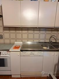 Cucina con lavastoviglie forno e fornelli
