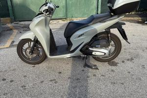 Honda sh 125cc.