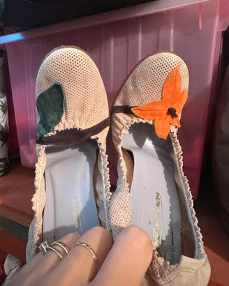 Scarpa modello ballerina con zeppa