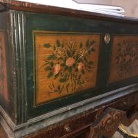 Cassapanca in legno con decorazioni