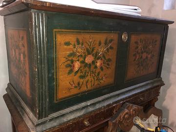 Cassapanca in legno con decorazioni