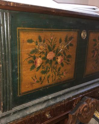 Cassapanca in legno con decorazioni