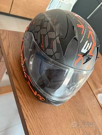 Casco Scorpion nero e arancione
