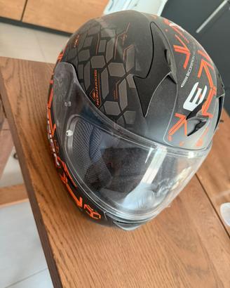 Casco Scorpion nero e arancione