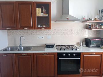 CUCINA COMPLETA IN LEGNO CON ELETTRODOMESTICI