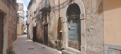 Porzione di fabbricato tre livelli+corte privata