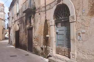 Porzione di fabbricato tre livelli+corte privata