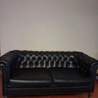 Divano in pelle nera con poltrone