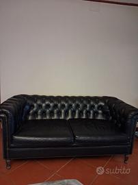 Divano in pelle nera con poltrone