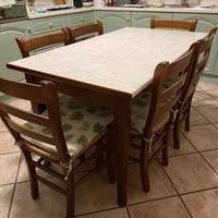 Tavolo e sedie da cucina in legno