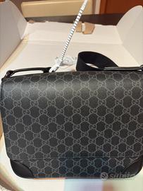 Borsa a tracolla Gucci GG Emblem Misura Media