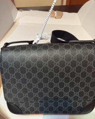 Borsa a tracolla Gucci GG Emblem Misura Media