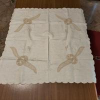 Centro tavola in tela di lino ricamato a mano