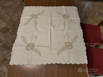 Centro tavola in tela di lino ricamato a mano
