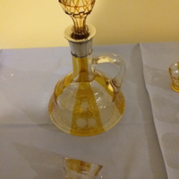 Antica bottiglia e bicchierini