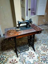 Antica macchina da cucire Singer