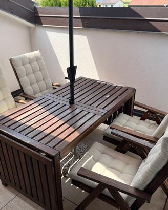 Tavolo in legno allungabile con sedie