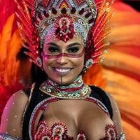 Deejay con Ballerini brasiliani per feste