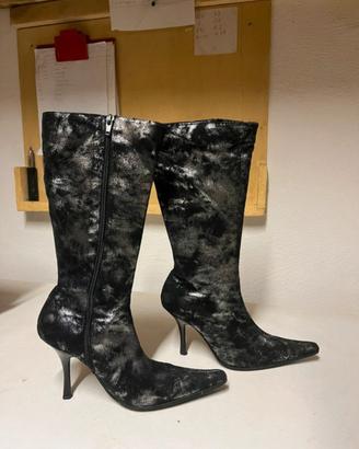 Stivali neri  tacco a spillo effetto metallizzato 