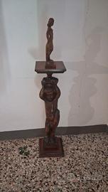 Colonna / piedistallo in legno intagliato decorati