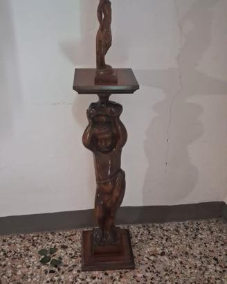 Colonna / piedistallo in legno intagliato decorati