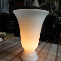 lampada d'appoggio in vetro opalino bianco di desi