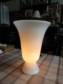 lampada d'appoggio in vetro opalino bianco di desi