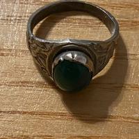anello in argento con una pietra verde