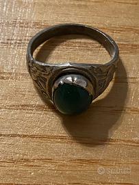 anello in argento con una pietra verde