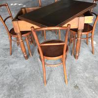 Tavolo antico con sedie